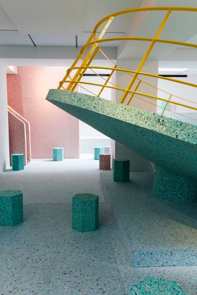 Instalación recrea un parque infantil brutalista en Londres - Imagen Principal