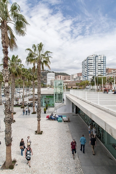 Marina de la Farola MUELLE UNO / L35 - Espacio Público, Fachada