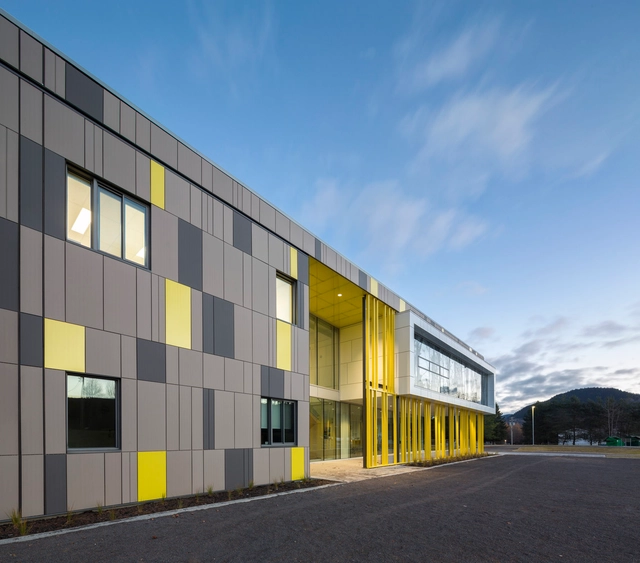 Harfang-Des-Neiges Primary School / CCM2 Architectes + Onico Architecture - Schools , Facade