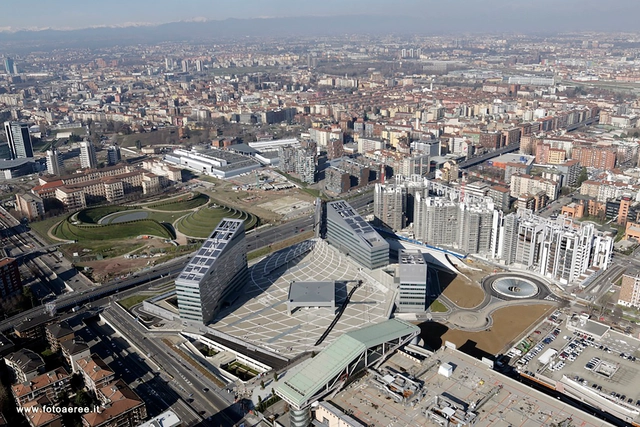 Plaza Gino Valle / Valle Architetti Associati - Plaza
