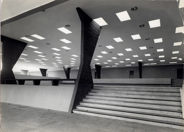 Clássicos da Arquitetura: Ginásio de Guarulhos / Vilanova Artigas e Carlos Cascaldi - Escolas, Escada, Fachada, Corrimão