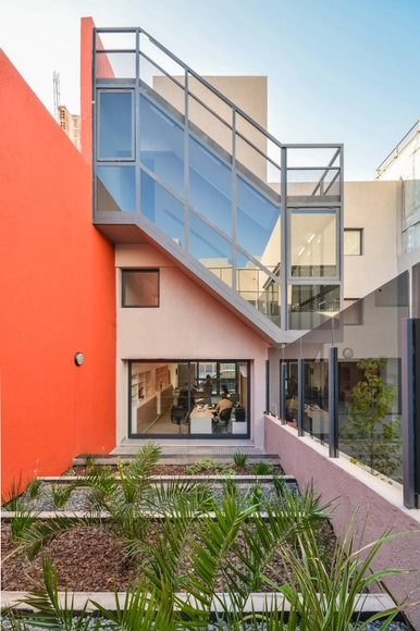 Oficinas Córdoba / NETO Arquitectura - Edificio De Oficinas, Patio interior, Fachada, Escaleras