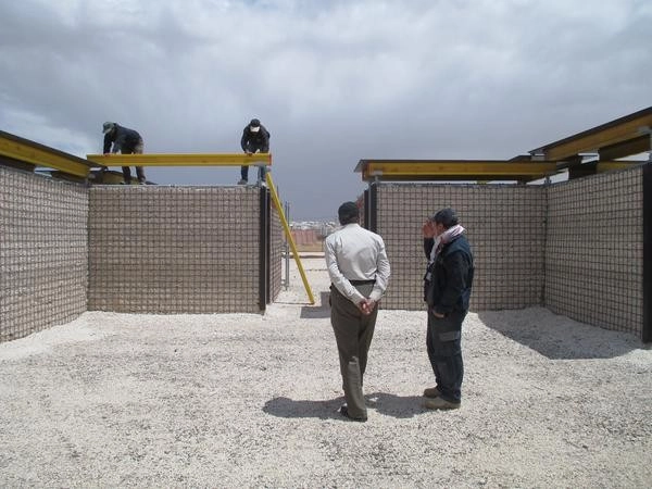 Timelapse: How to Build an Emergency Shelter with Scaffolding and Local Materials - Sustainability