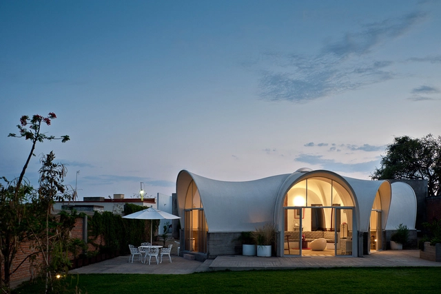 Casa en Tlayacapan  / PRODUCTORA - Casas, Jardín, Puerta, Fachada, Arco, Sillas