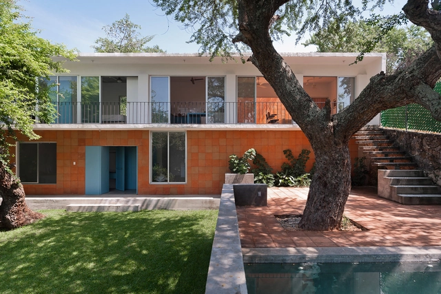 Casa Tequesquitengo  / PRODUCTORA - Renovación, Jardín, Fachada, Puerta