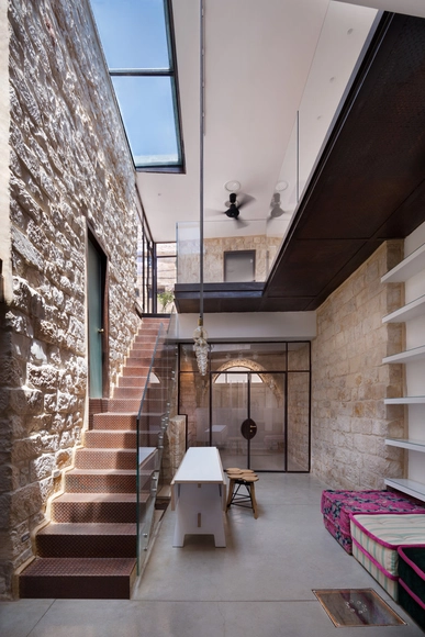 Casa Vertical de Piedra / HENKIN SHAVIT Architecture & Design - Casas