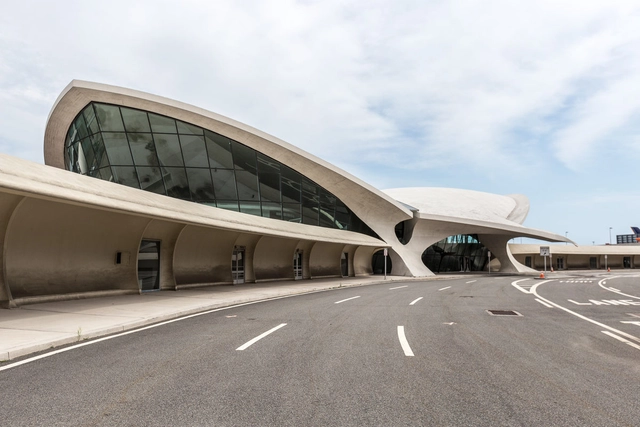 Fotógrafo Max Touhey apresenta os interiores do icônico terminal TWA de Eero Saarinen - Imagem de Destaque