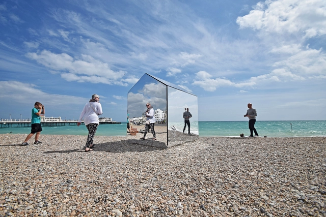 Mirrored Beach Hut / ECE Architecture + Creative Forager - Obras De Pequeña Escala