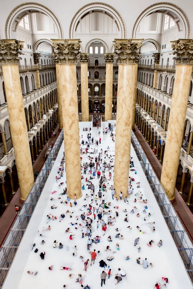 Snarkitecture transforma salón del National Building Museum en gigantesca piscina de pelotas - Imagen Principal