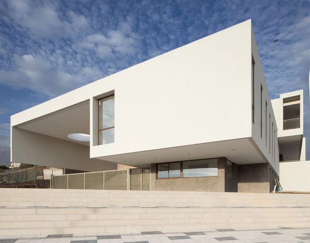 Colegio Huinganal 1º Etapa / Re Arquitectos - Escuelas, Fachada