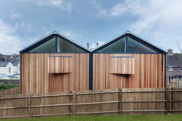 Alojamentos de cedro / Adam Knibb Architects - Casas