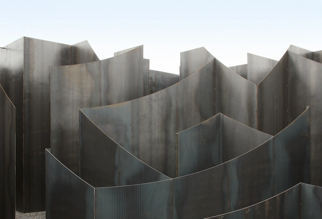 Gijs Van Vaerenbergh crea una instalación laberíntica en el Centro de Artes en Genk - Imagen Principal