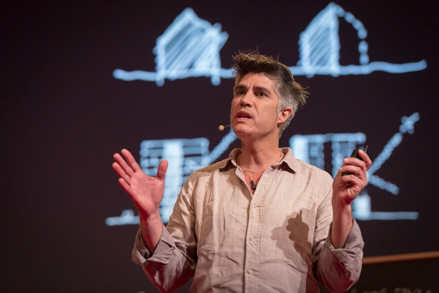 Alejandro Aravena a Clarín: "al diseñar vivienda social no hay recursos para hacer aquello que no sea lo estrictamente necesario" - Imagen Principal