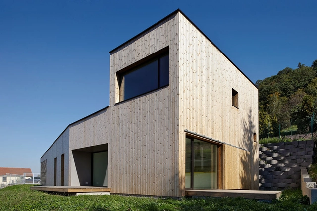 Casa bajo el castillo / MODULORA - Casas