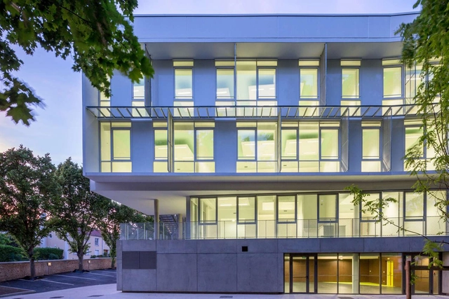 Plataforma social en Palaiseaus / Atelier Novembre - Edificio De Oficinas