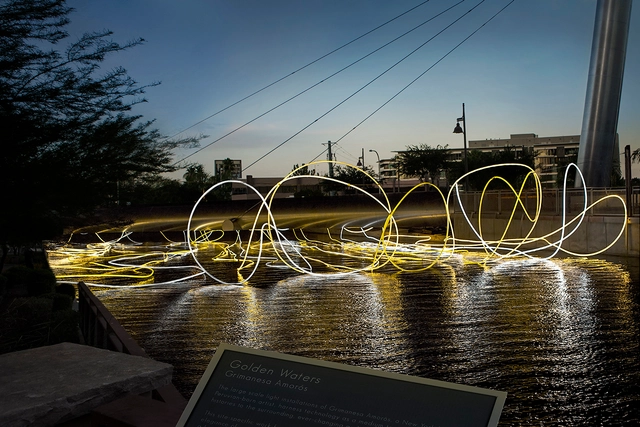"Golden Waters": Luzes flutuantes pela artista peruana Grimanesa Amorós  - Iluminação