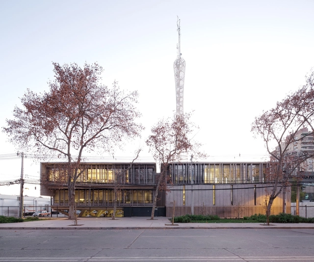 Edificio ONEMI / Teodoro Fernández Arquitectos - Edificios Institucionales, Fachada, Cierros