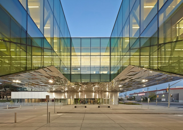 Biblioteca do campus e centro estudantil da Centennial College Ashtonbee / MacLennan Jaunkalns Miller Architects - Escolas