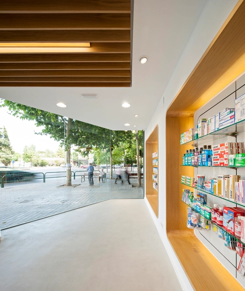 Farmacia El Puente  / ariasrecalde taller de arquitectura - Servicios