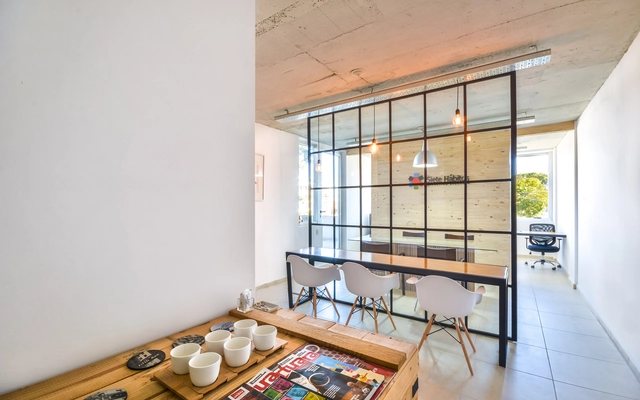 Siete Hábitos Agencia Publicitaria / HO Arquitectos - Interiores De Oficina, Cocina, Fachada, Fijación Vigas, Puerta, Mesas, Sillas
