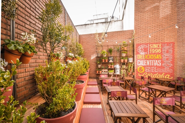 Panadería – Cafetería / Pablo Dellatorre + Estudio Montevideo - Café, Jardín, Fachada, Mesas, Sillas