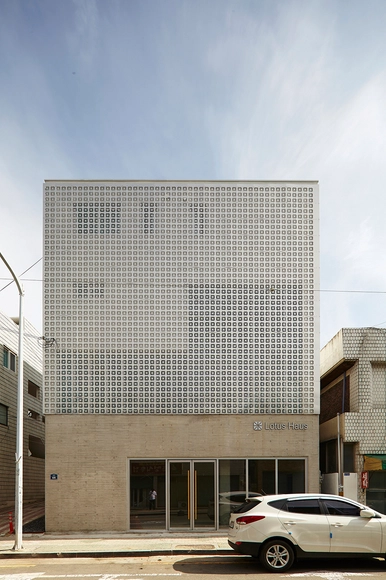 Lotus Haus / SMART ARCHITECTURE - Apartments, Facade