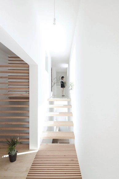 House in Yamanote / Katsutoshi Sasaki + Associates - Houses, Stairs, Door, Handrail, Arch