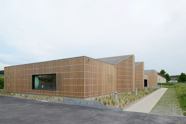 Centro clínico municipal / studiolada architects - Centro De Salud