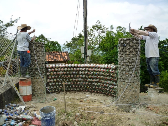 En Detalle: Construcción con botellas recicladas - Imagen Principal