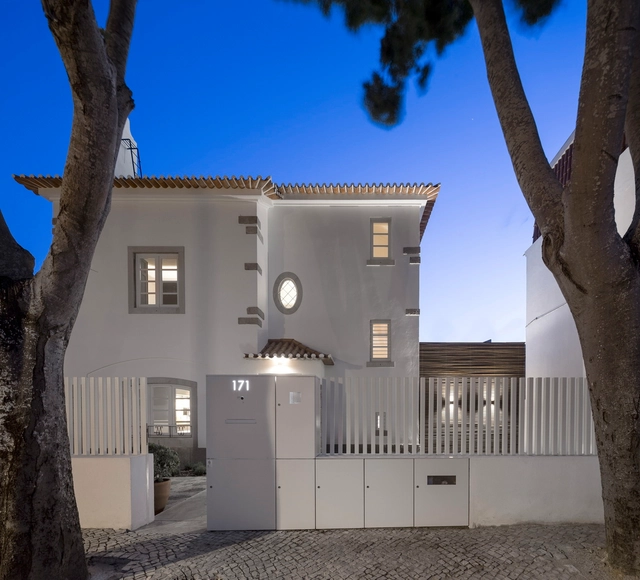 Rehabilitation in Cascais / Humberto Conde Arquitectos - Renovation, Courtyard, Facade, Door, Arch, Stairs, Lighting