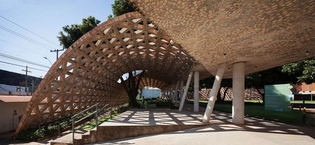 Centro de Rehabilitación Infantil de la Teletón / Gabinete de Arquitectura - Reconversión, Jardín, Fachada, Arco, Arcada