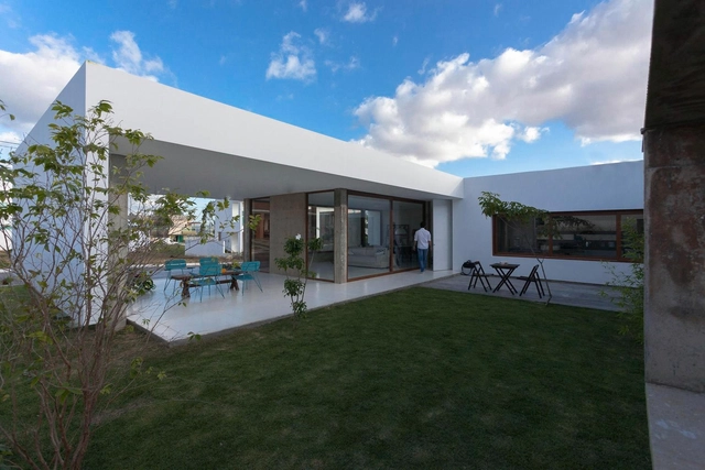 Casa Allouchie / Allouchie Arquitetos - Casas, Aido, Porta, Fachada, Cadeira, Mesa