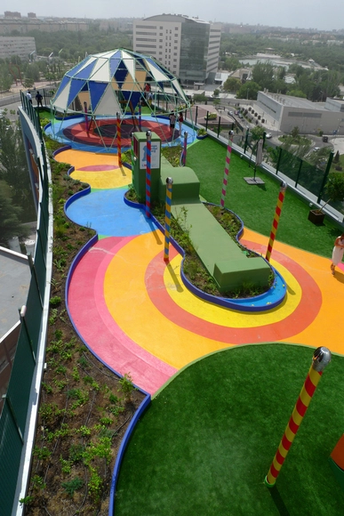 Jardín Infantil en la Azotea / Moneo Brock Studio - Centro De Rehabilitación