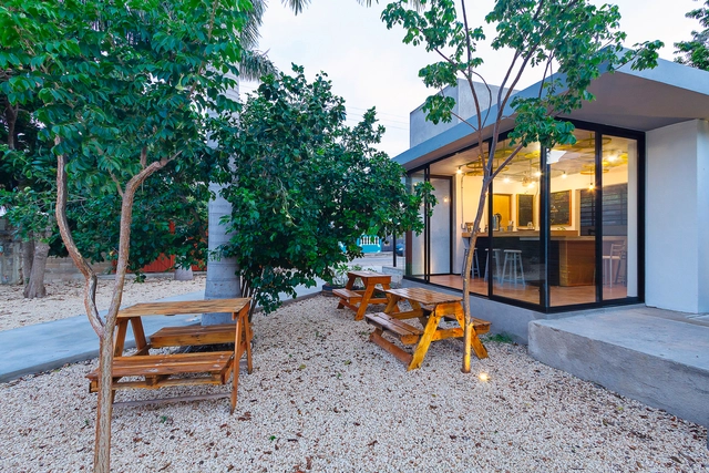 One Life / Punto Arquitectónico - Reconversión, Patio, Fachada, Puerta, Mesas, Bancas