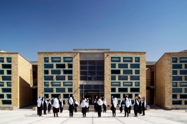 Escuela de Niñas Gohar Khatoon / Robert Hull + University of Washington - Escuelas