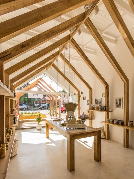 MAJANTU / Pablo Dellatorre, Estudio Montevideo - Tienda, Fijación Vigas, Fachada, Mesas, Sillas