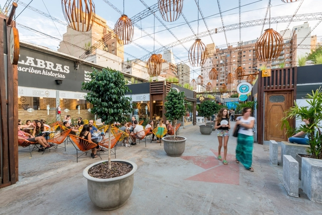 Muy Güemes / María José Péndola, Gastón Péndola + Agostina Gennaro  - Restaurant, Fachada, Sillas