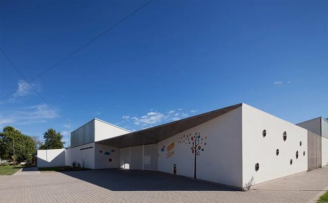 Jardim Municipal Coronel Dorrego / Subsecretaría de Obras de Arquitectura - Jardim De Infância