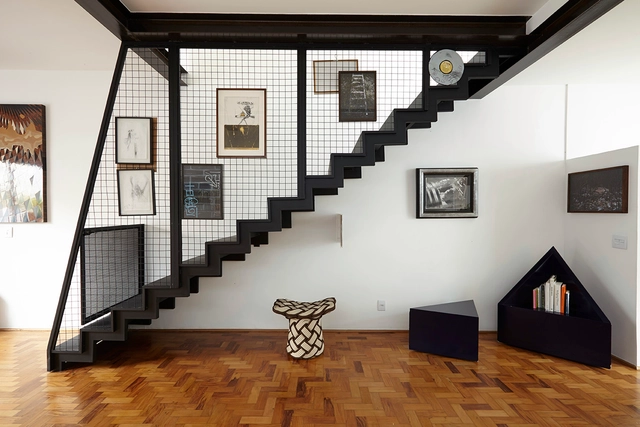Casa na Aclimação / Sub Estúdio - Casas, Dormitório, Viga, Escada, Corrimão, Fachada, Iluminação