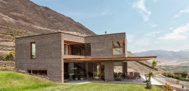 Casa em Azpitia / Estudio Rafael Freyre - Casas