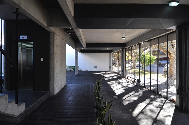 Edificio Lucena 702 / tdAs . tallerdearquitecturas - Apartamentos, Puerta, Fachada, Sillas