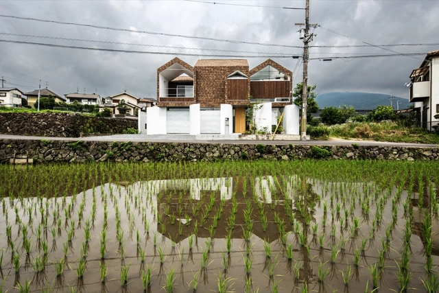 House on Stylobate / y+M - Houses, Garden, Facade