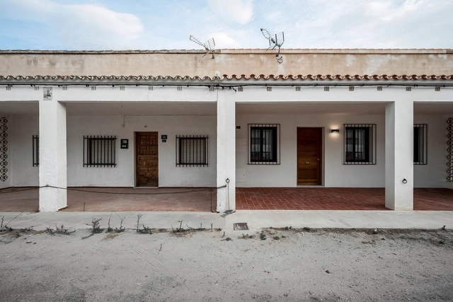 La Caseta de La Mar / Joaquín Juberías, Fernando García - Renovación, Patio interior, Puerta, Fachada, Pilares