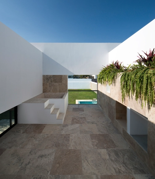 Residência Miermana / NOMENA - Casas