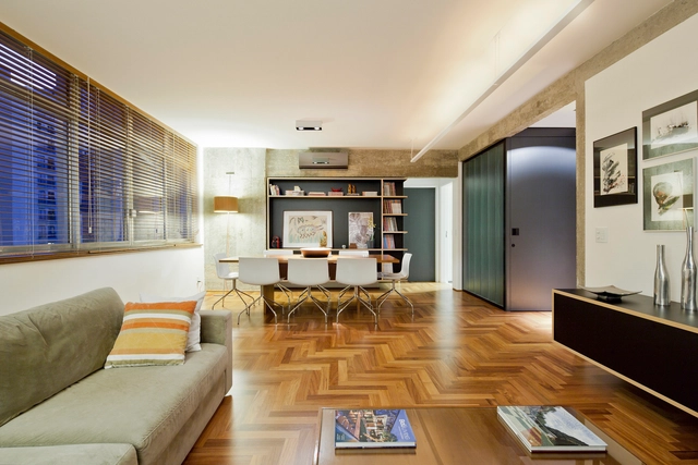 Apartamento Manoel da Nóbrega / DMDV arquitetos - Edifício De Apartamentos, Porta, Mesa, Cadeira