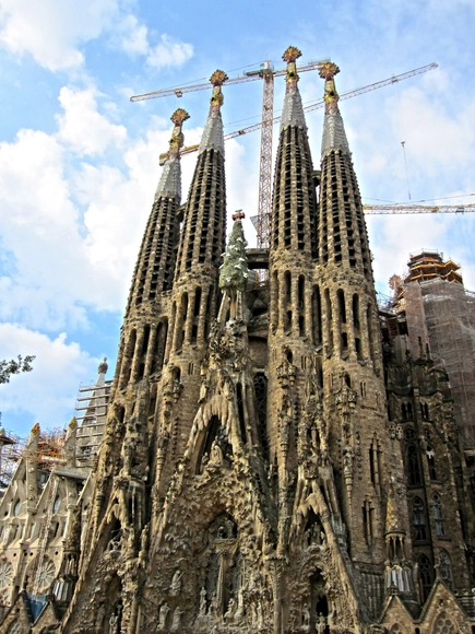 Gaudí's Sagrada Família to Become Tallest Church in Europe by 2026 - Featured Image