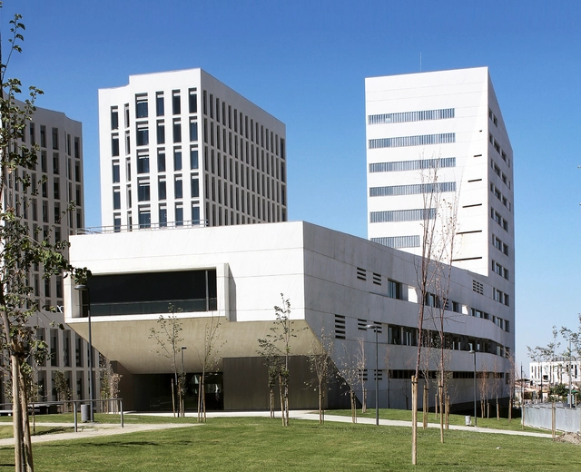 Facultad de Ciencias de La Salud  / MEDIOMUNDO Arquitectos - Universidad