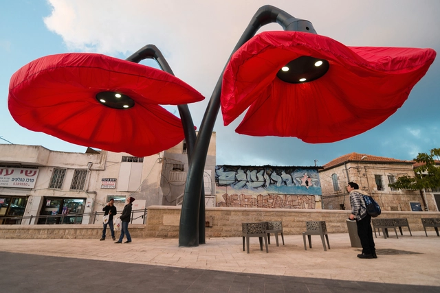 Estas gigantescas flores se despliegan al sentir la presencia de peatones - Imagen Principal