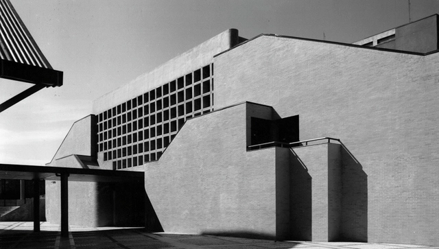 Clássicos da Arquitetura: SESC Nova Iguaçu / Hector Vigliecca e Bruno Padovano - Centro Cultural, Fachada