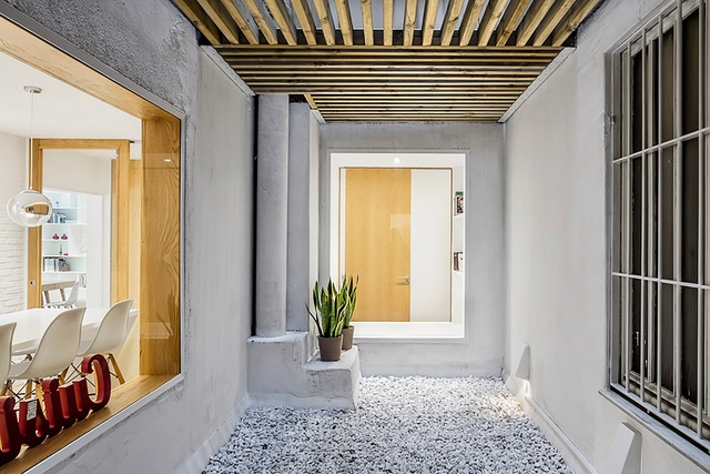 Núcleo central esculpido  / Sergi Pons architects - Interiores De Apartamentos